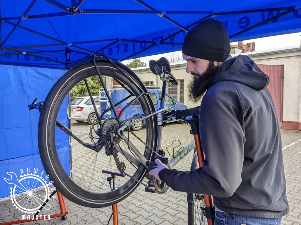 Mechanik naprawiający rower podczas serwisu.