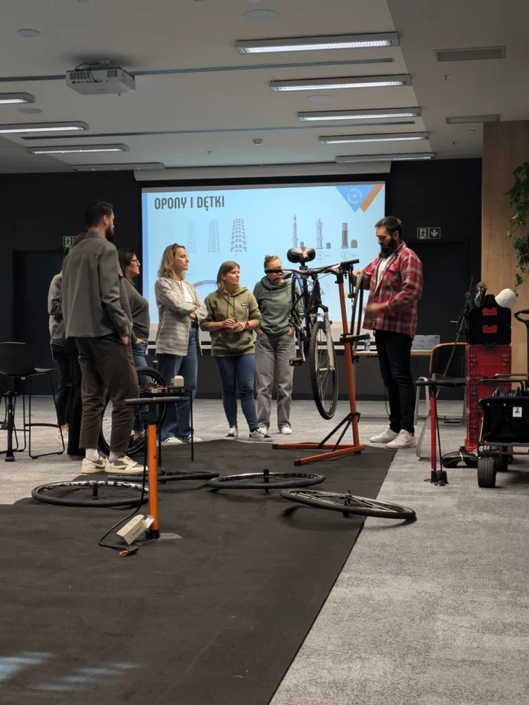 Warsztaty rowerowe - wykład dotyczący naprawy rowerów.